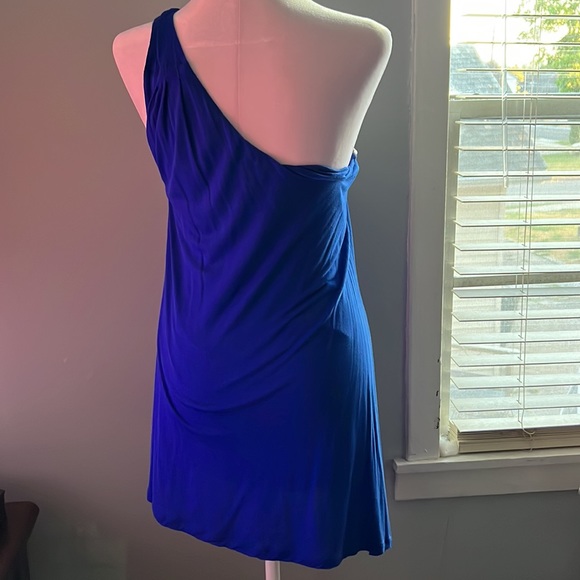 Cable & Gage beautiful bright blue 1/2 shoulder top size med nwot - Picture 3 of 5